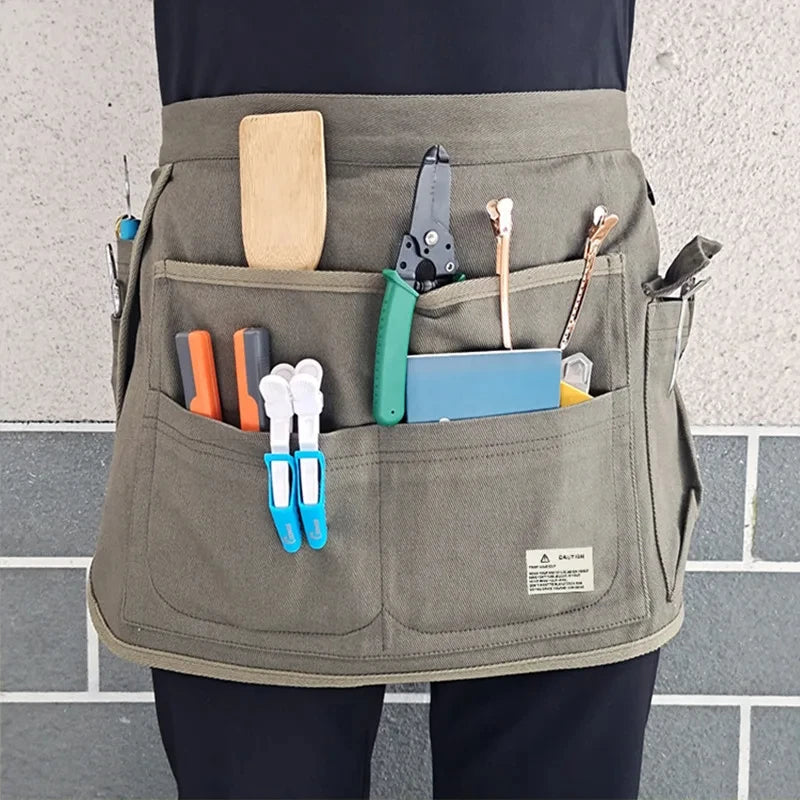 un demi tablier de cuisine avec plusieurs outils dans les poches