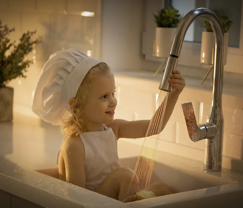 tablier de cuisine bébé dans un lavabo