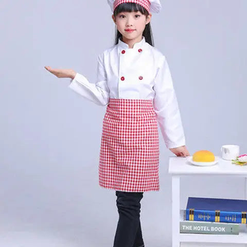 tablier de cuisine demi chef fille à coté d'une petite table