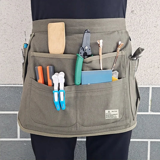 un demi tablier de cuisine avec plusieurs outils dans les poches