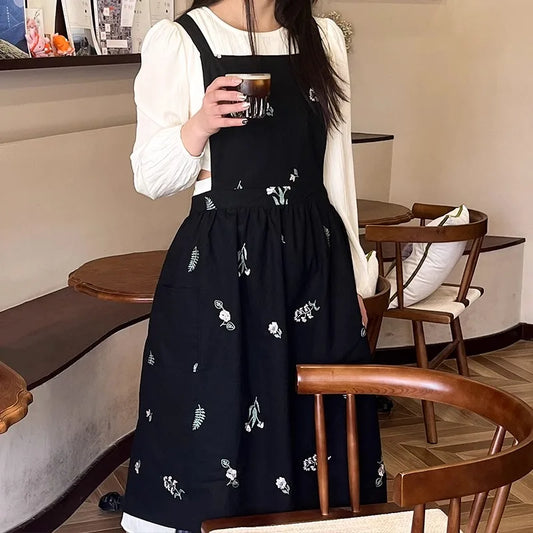 une femme porte le tablier de cuisine brodé