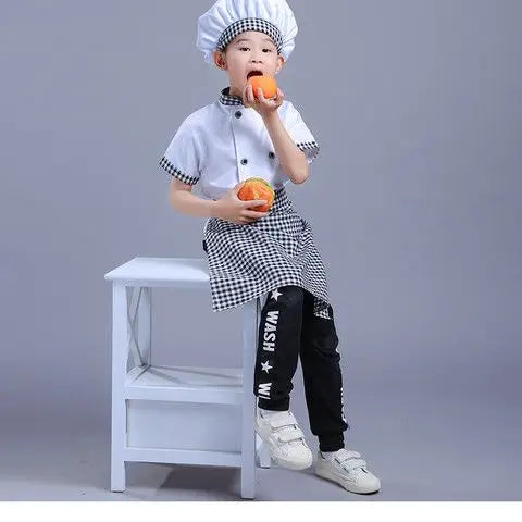 tablier de cuisine demi chef garçon assis sur une petite table
