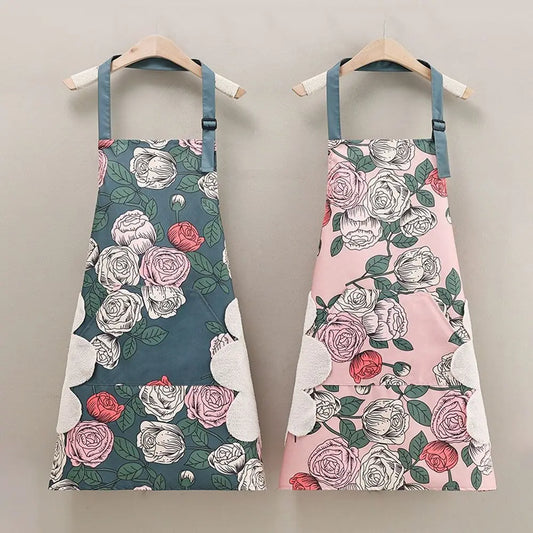 deux tablier de cuisine fleuri sur un support en bois cote à cote